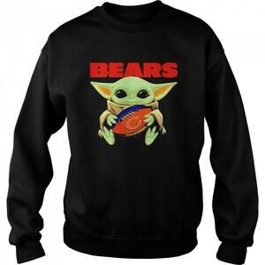 Baby Yoda Loves The Chicago Bears Star Wars Sweatshirt